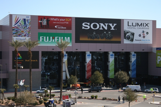 Illustration for article titled Sony A300 and A350 DSLRs Have Two-Way Tilting Live View